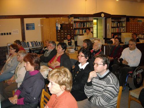 A közönség koncentrál.