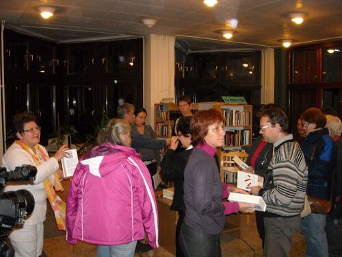 Sor, olvasók, könyvek, dedikálás.