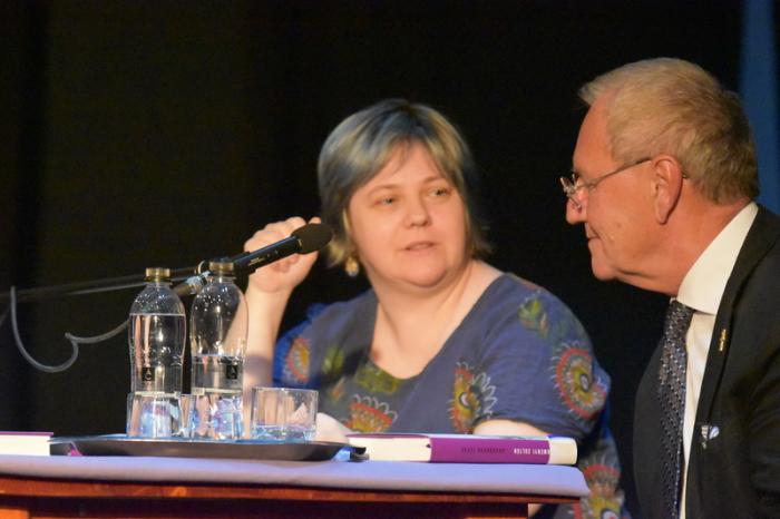 Bokor Gábor: Pódiumműsor Kovásznán – Darabokra tépve