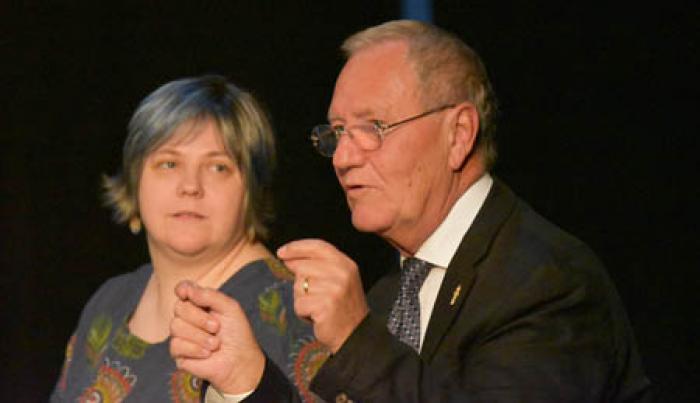 Bartok Barbara: Versek helyett Darabokra tépve