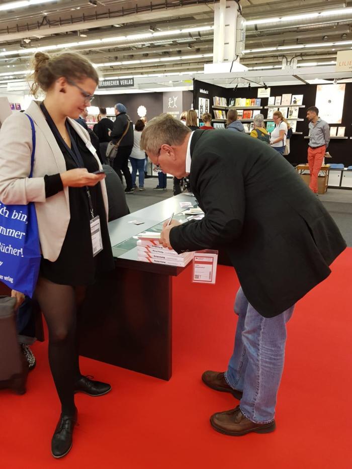 A NOTLANDUNG A FRANKFURTI KÖNYVVÁSÁRON