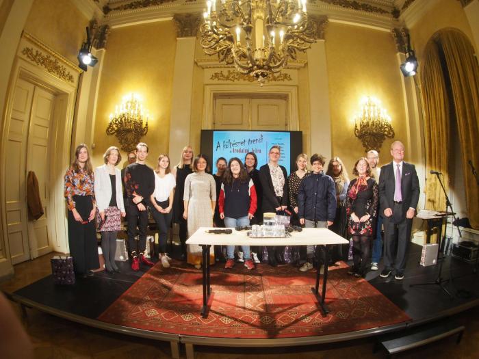  ÍRNI TRENDI, ÖRÜLNI JÓ