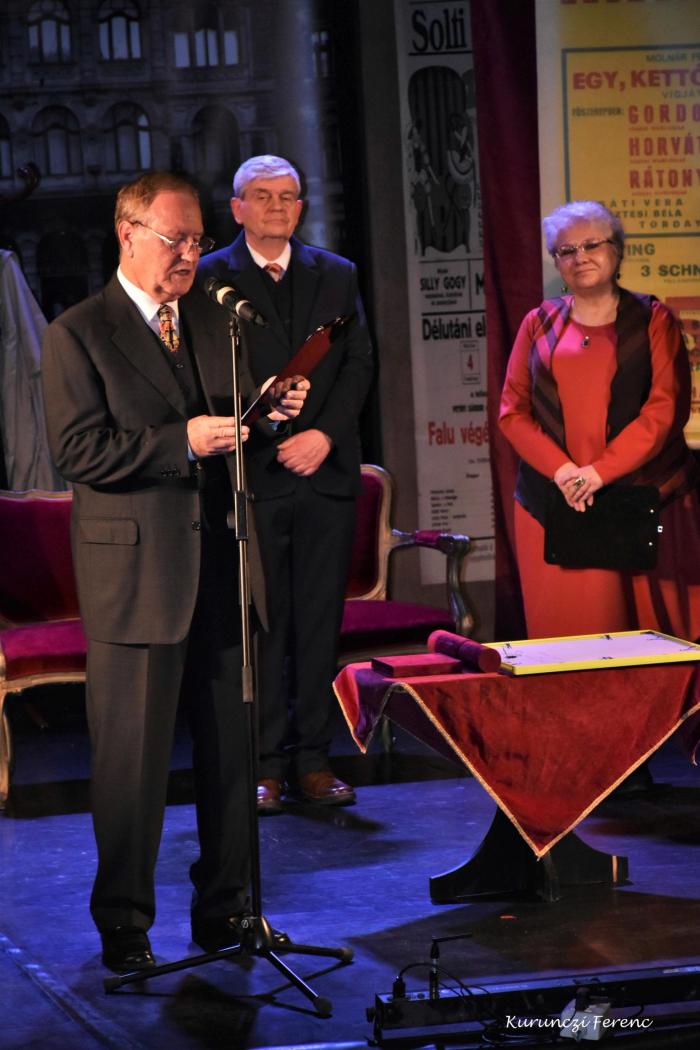 Bepillantás Bege Magdolna évtizedek óta működő műhelyébe